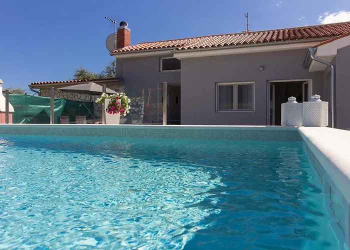 New Luna With Private Pool In Surrounded By Greenery Rented By Wiibuk Pula